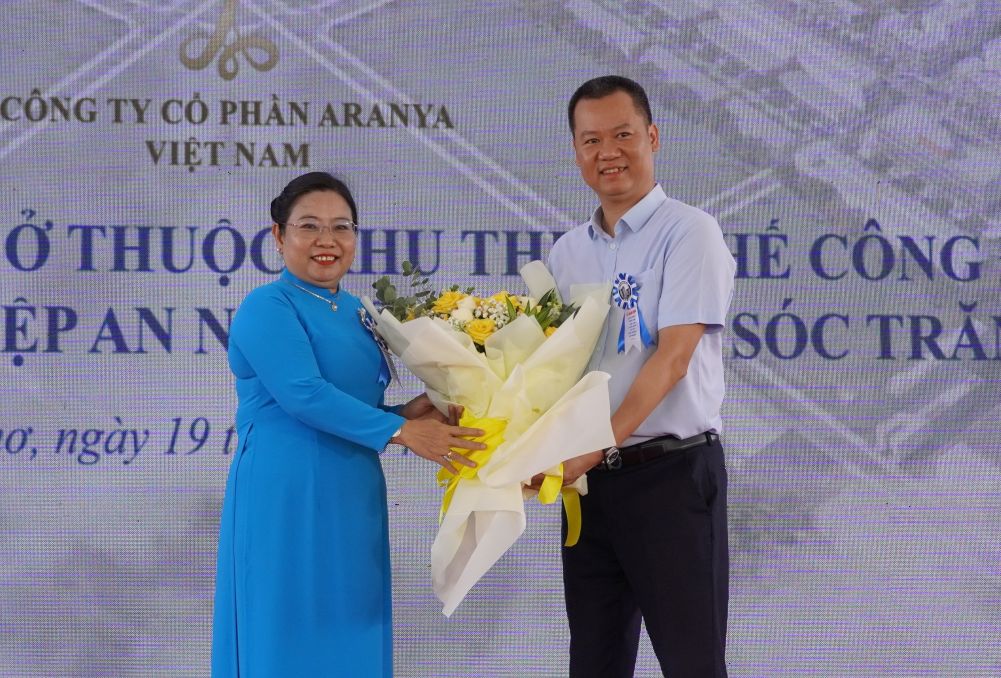 Ba Ho Thi Cam Dao - Pho Bi thu Thanh uy, Chu tich Uy ban MTTQ Viet Nam TP Can Tho tang hoa chuc mung chu dau tu. Anh: Phuong Anh