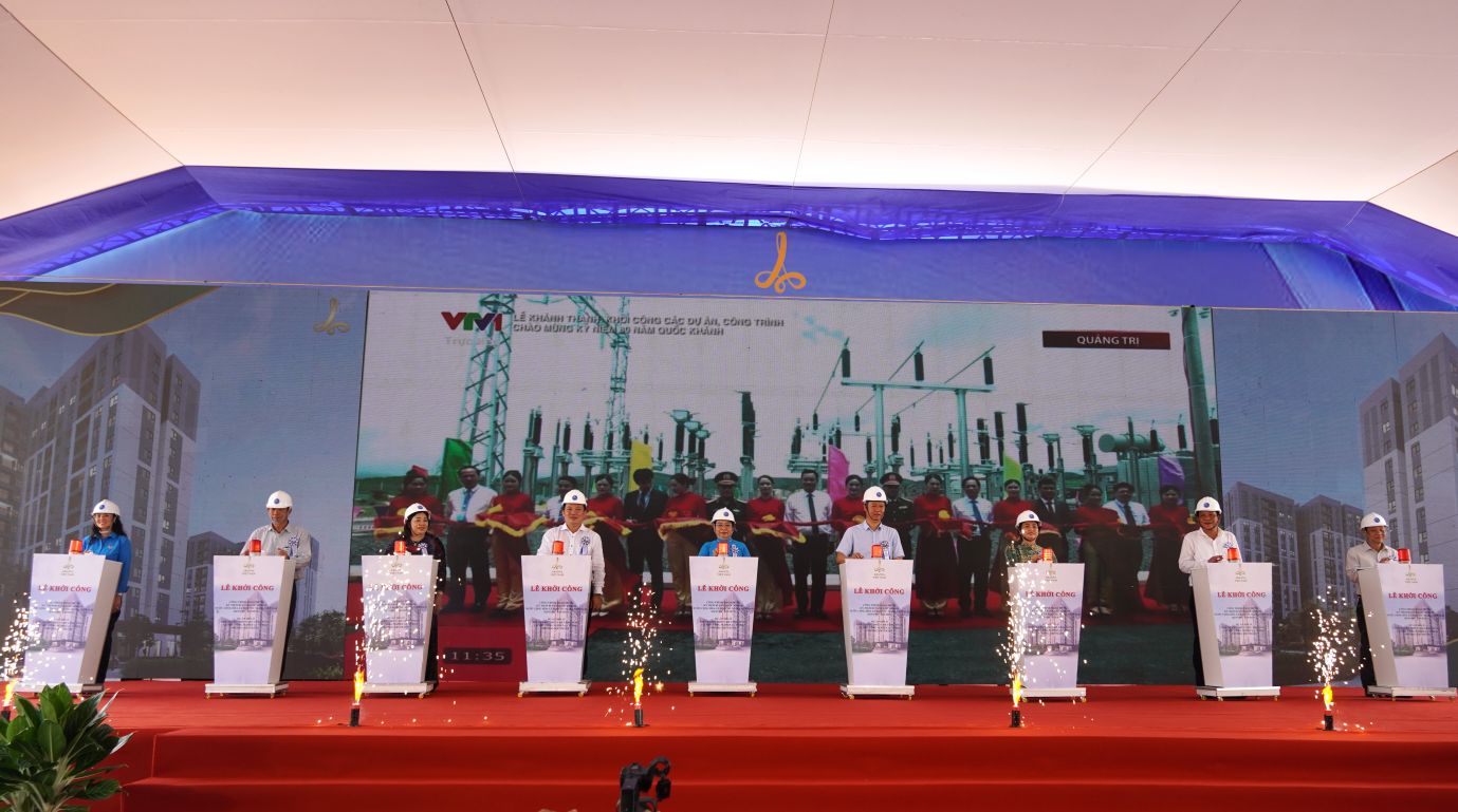 대표들이 An Nghiep 산업 단지 노동조합 시설 구역에 속한 주택 프로젝트 기공식을 거행하고 있습니다. 사진: Phuong Anh