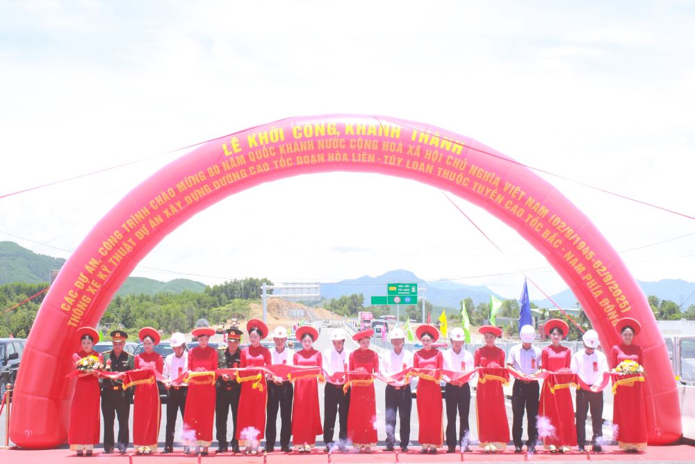 Ngay 19.8, Bo Xay dung phoi hop voi UBND TP Da Nang da to chuc Le Thong xe ky thuat Du an xay dung duong cao toc doan Hoa Lien - Tuy Loan thuoc Du an xay dung cong trinh duong bo cao toc Bac Nam phia Dong giai doan 2021-2025.