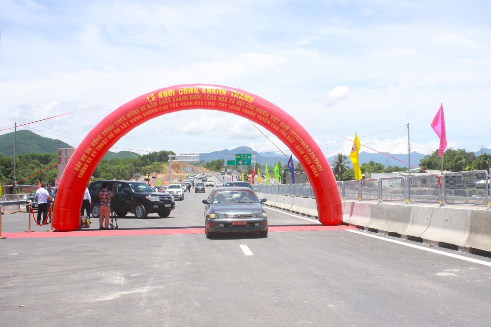 HOA LIENの形式 - 車のTUYローン高速道路。写真：Tran Thi