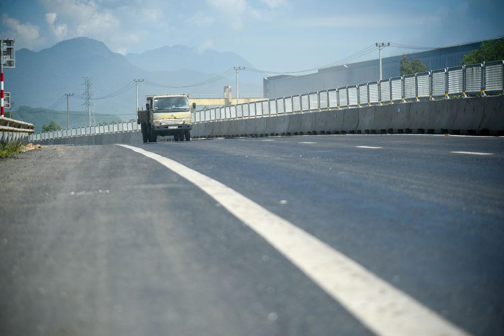 Diem dau tai Km66+000, tiep giap nut giao Hoa Lien (trung diem cuoi cua tuyen duong Ho Chi Minh doan La Son - Hoa Lien), thuoc dia phan phuong Lien Chieu, thanh pho Da Nang.