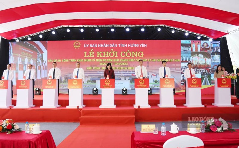 Minister of Health Dao Hong Lan pressed the button to start the Thai Binh General Hospital Project. Photo: Ha Vi