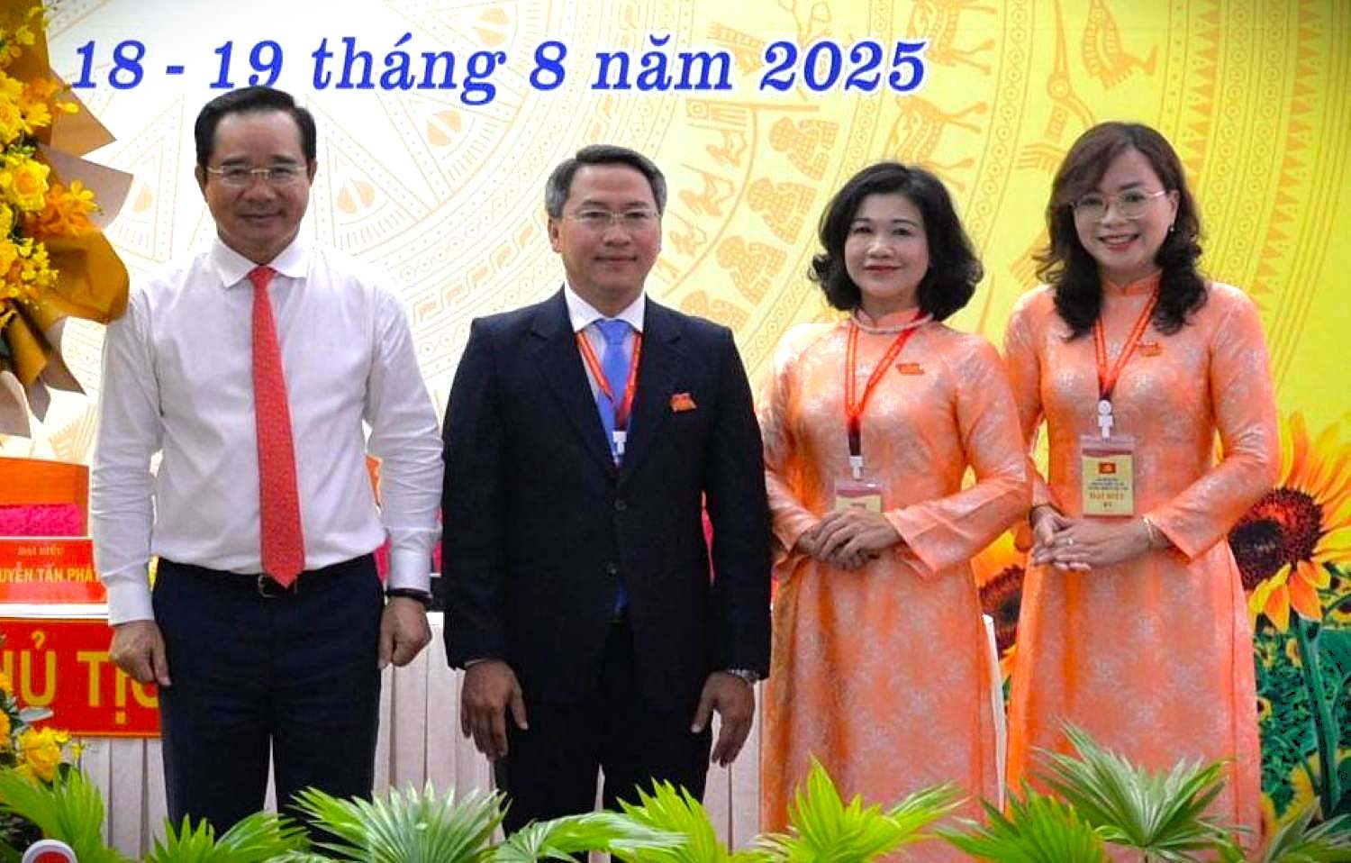 Associate Professor, Dr. Nguyen Tan Phat (2nd from left) is Secretary of the Saigon Ward Party Committee. Photo: Ha Khanh