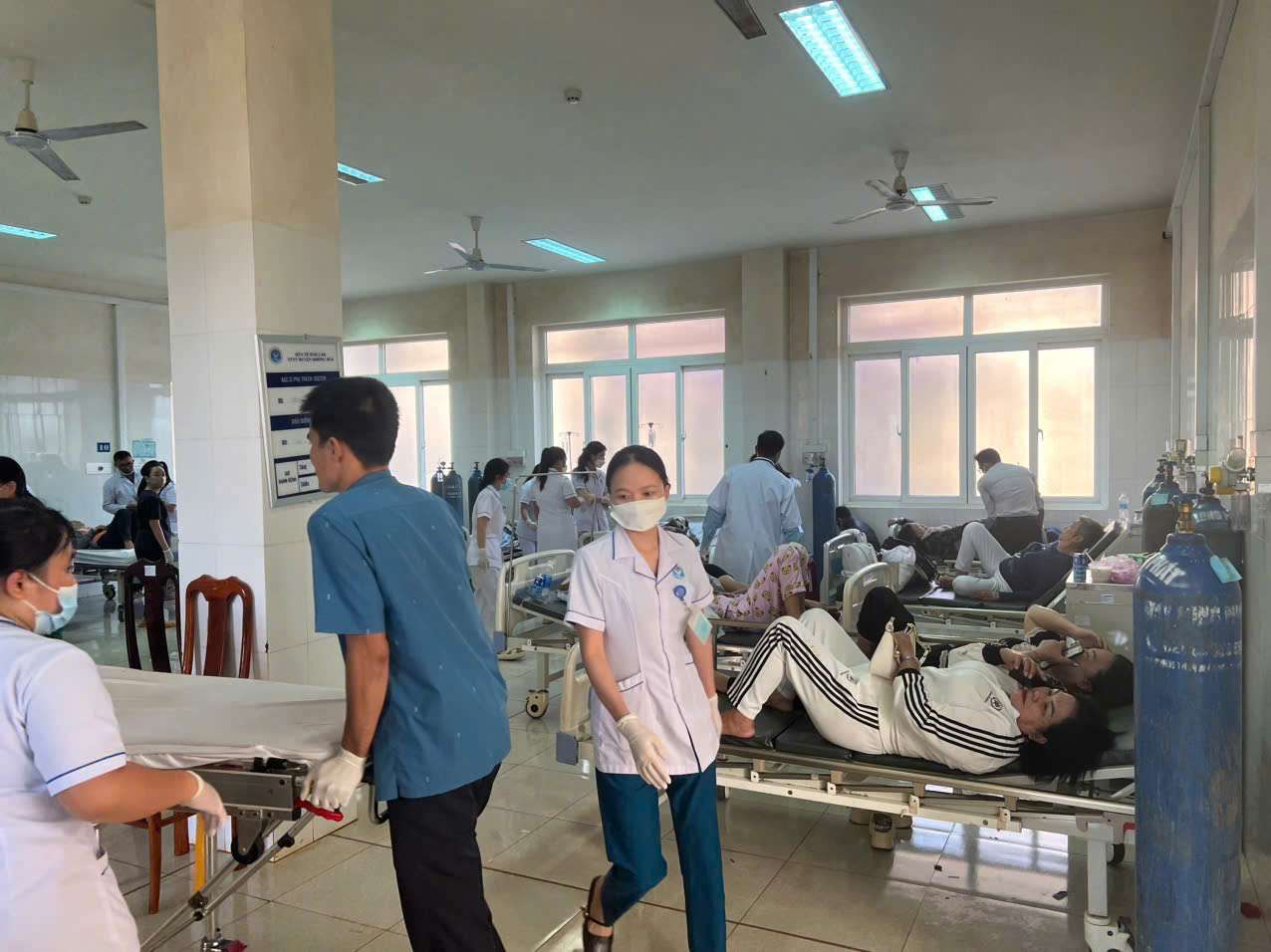 The victims of the passenger bus overturning accident were taken to a medical facility for treatment. Photo: Bao Trung