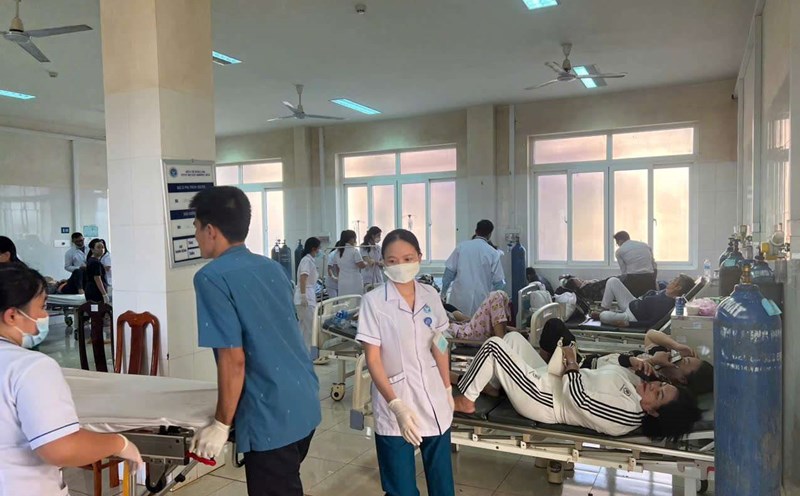 The victims of the passenger bus overturning accident were taken to a medical facility for treatment. Photo: Bao Trung