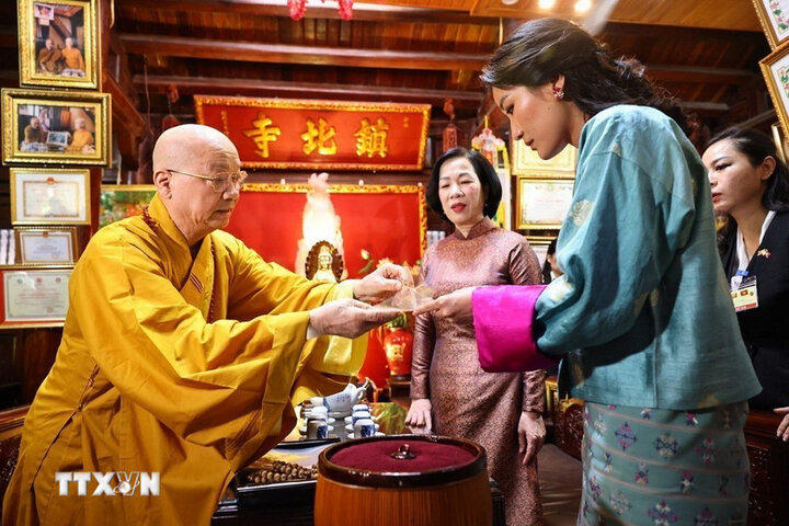 Hoa thuong Thich Thanh Nha - tru tri chua Tran Quoc tang la bo de cho Hoang hau Bhutan Jetsun Pema Wangchuck. Anh: TTXVN