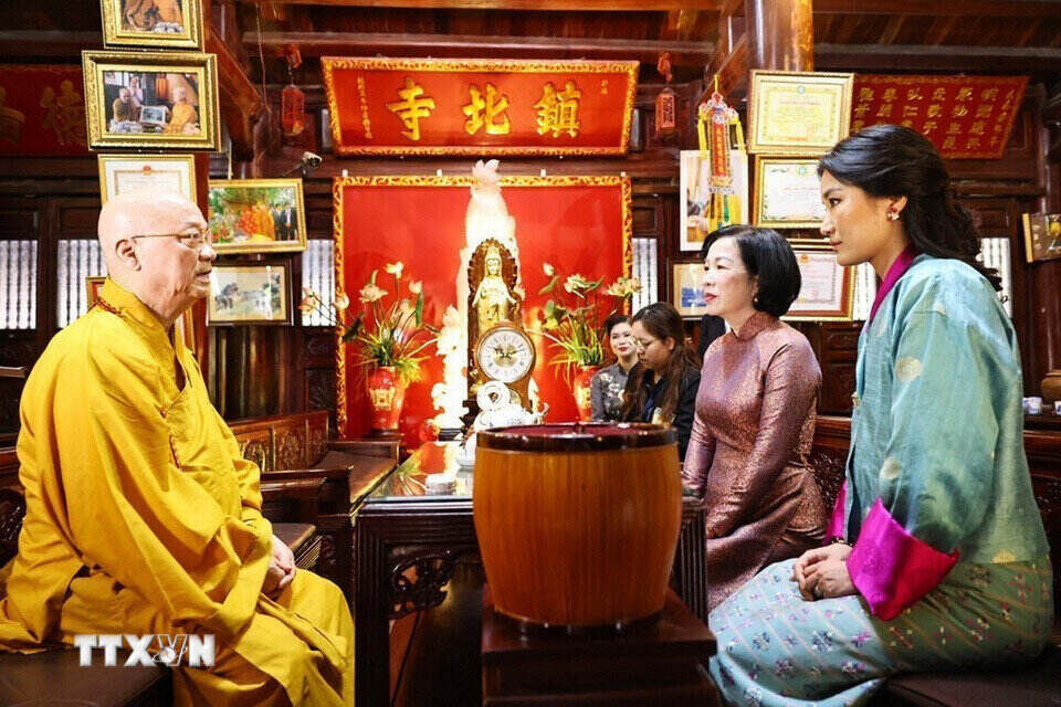 Venerable Thich Thanh Nha - abbot of Tran Quoc Pagoda - introduced the history of the pagoda to Ms. Nguyen Thi Minh Nguyet - wife of President Luong Cuong and Queen of Bhutan Jetsun Pema Wangchuck. Photo: VNA
