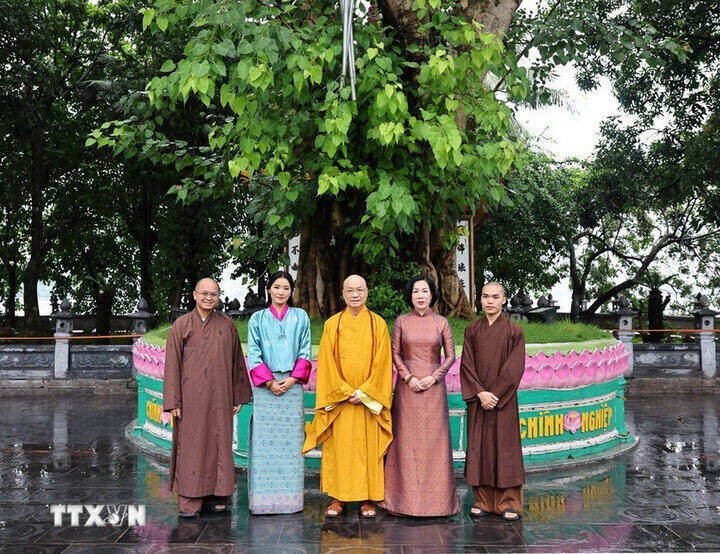 Ba Nguyen Thi Minh Nguyet - Phu nhan Chu tich nuoc Luong Cuong, cung Hoang hau Bhutan Jetsun Pema Wangchuck tham chua Tran Quoc. Anh: TTXVN 
