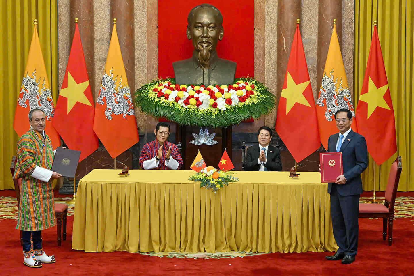 Chu tich nuoc Luong Cuong va Quoc vuong Bhutan chung kien le ky van kien hop tac. Anh: Hai Nguyen