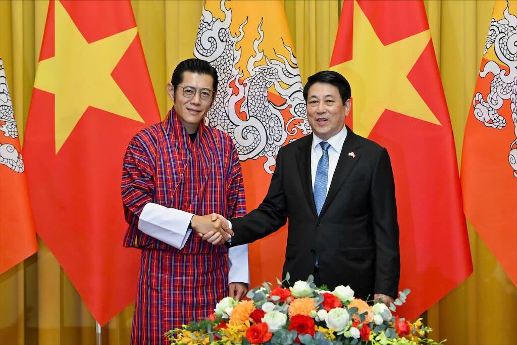 Politburo member and President Luong Cuong and Bhutan King Jigme Khesar Namgyel Wangchuck took a group photo. Photo: Hai Nguyen
