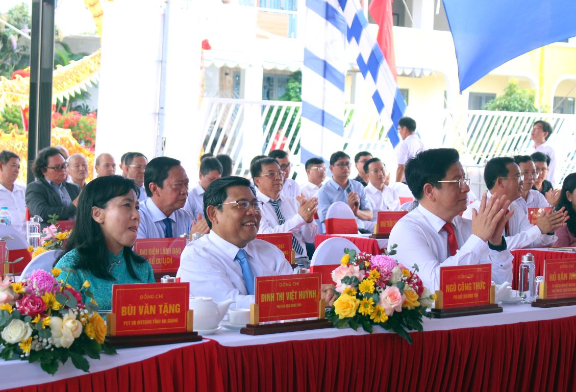 Ong Ho Van Mung - Chu tich UBND tinh An Giang cung dai dien lanh dao, nguyen lanh dao tinh, dia phuong va nhan dan tham du le. Anh: Lam Dien