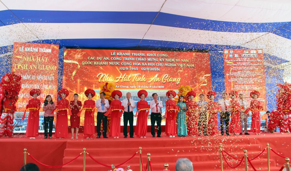 Ong Ho Van Mung cung dai dien lanh dao tinh, dia phuong thuc hien nghi thuc cat bang khanh thanh Nha hat tinh An Giang. Anh: Lam Dien
