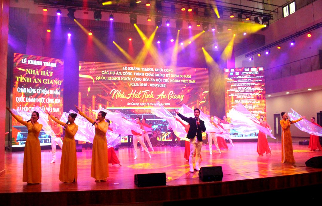 San khau Nha hat tinh An Giang bieu dien sau le khanh thanh. Anh: Lam Dien