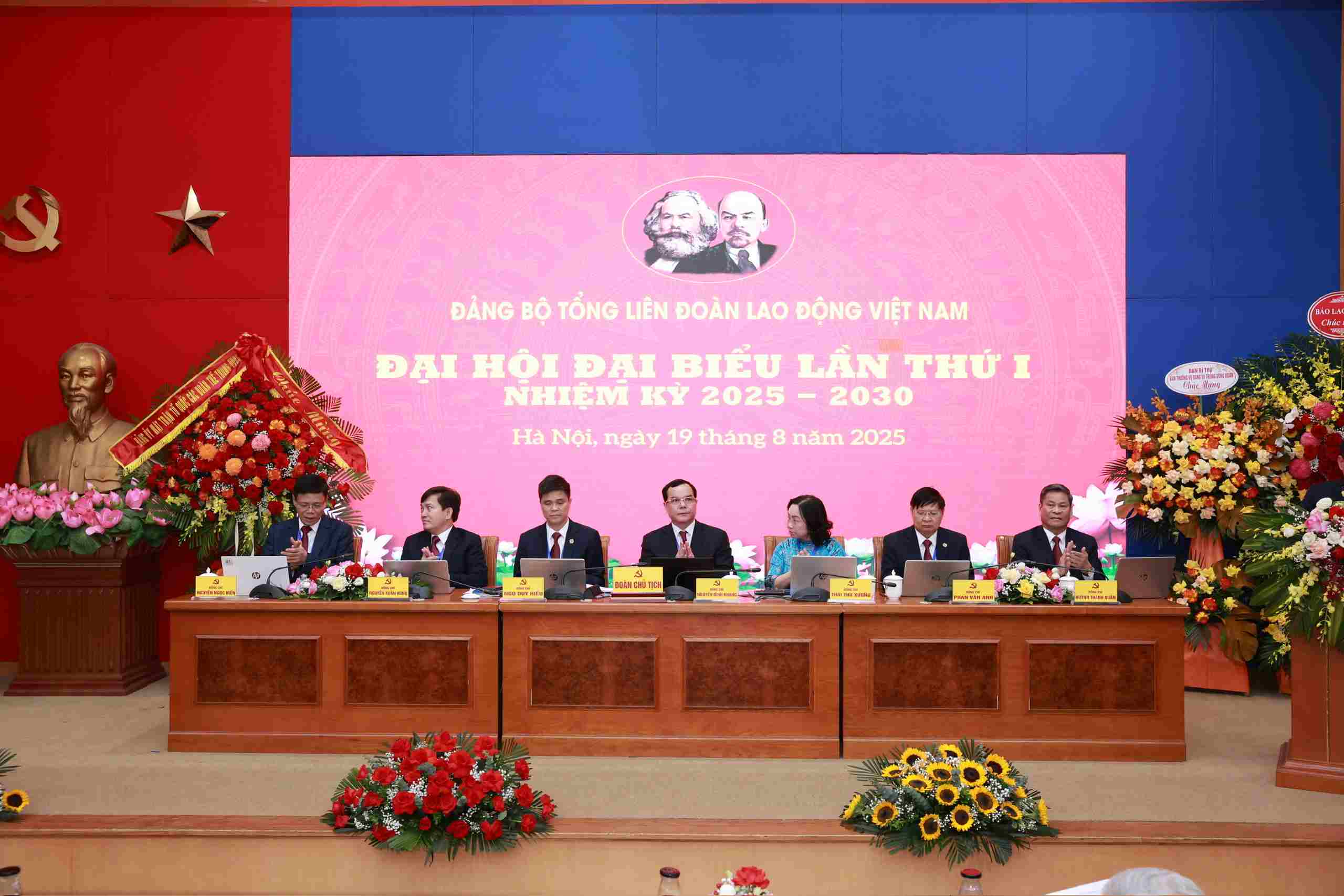 2025-2030 임기 제1차 베트남 노동총연맹 당 대회 개막. 사진: 하이 응우옌