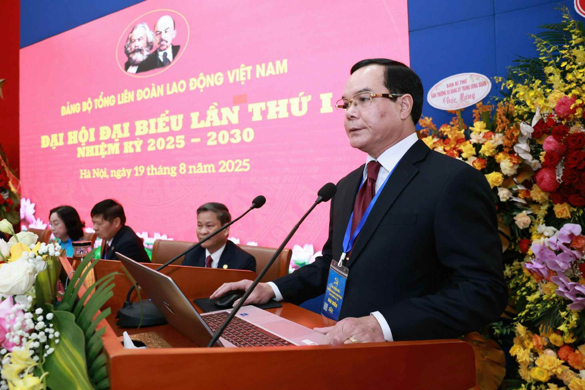  chu thich: Dong chi Nguyen Dinh Khang - Uy vien Trung uong Dang, Uy vien Ban Thuong vu Dang uy Mat tran To quoc, cac doan the Trung uong, Pho Chu tich Uy ban Trung uong Mat tran To quoc Viet Nam, Bi thu Dang uy, Chu tich Tong Lien doan Lao dong Viet Nam phat bieu khai mac Dai hoi. Anh: Hai Nguyen 