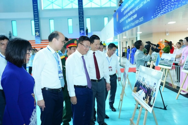 Cac dai bieu tai Le gan bien khanh thanh co so 2 cua Truong Dai hoc Luat Ha Noi. Anh: Bo Tu phap