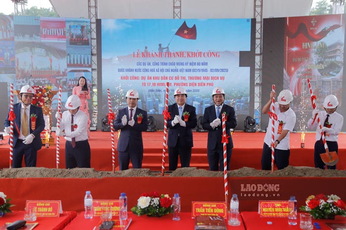 Leaders of Dien Bien province and contractors performed the groundbreaking ceremony for the urban residential area project, commercial services for residential groups 17, 18 Him Lam (Dien Bien Phu ward). Photo: Quang Dat