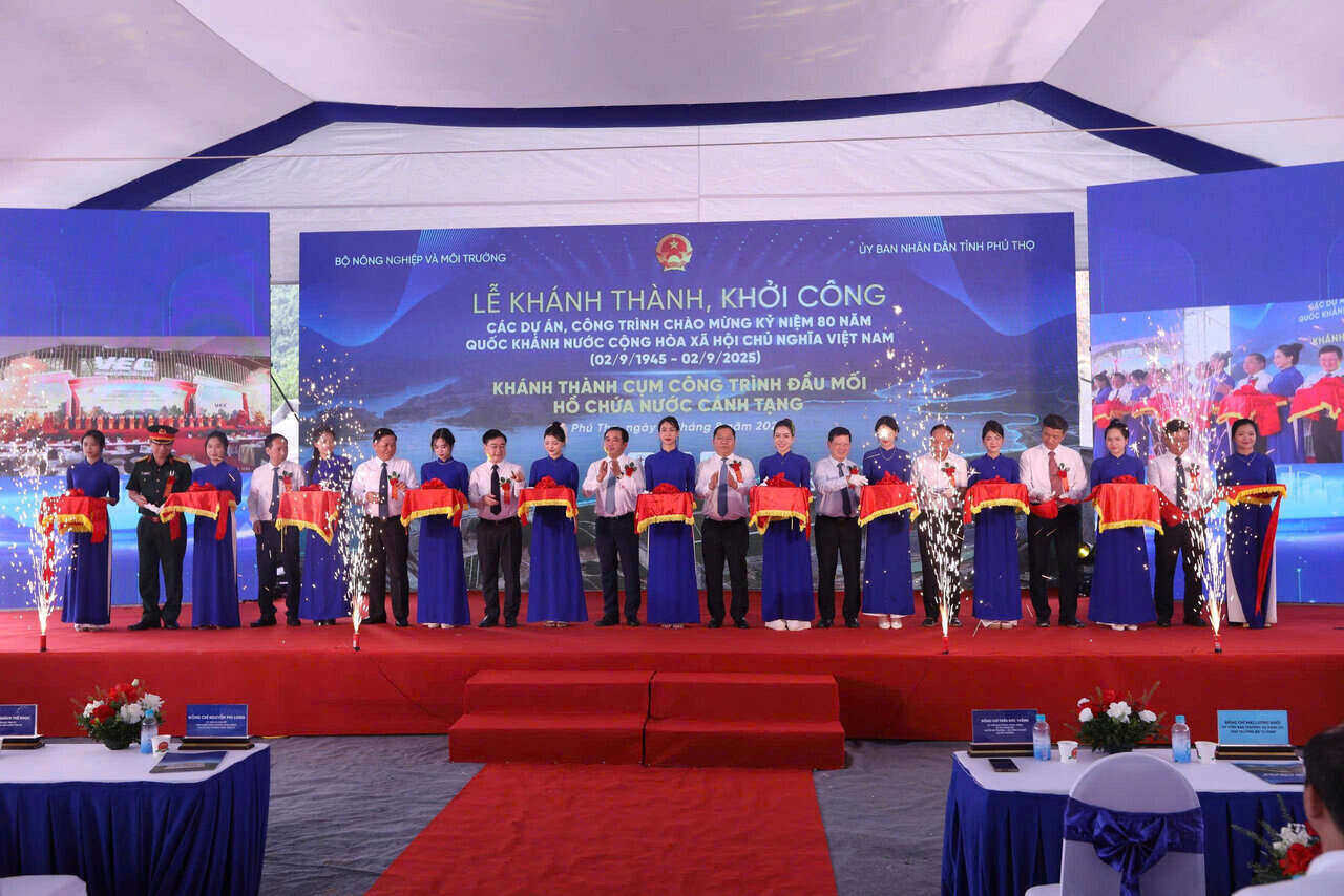 Cac dai bieu cat bang khanh thanh cong trinh ho chua nuoc Canh Tang. Anh: Trong Dat