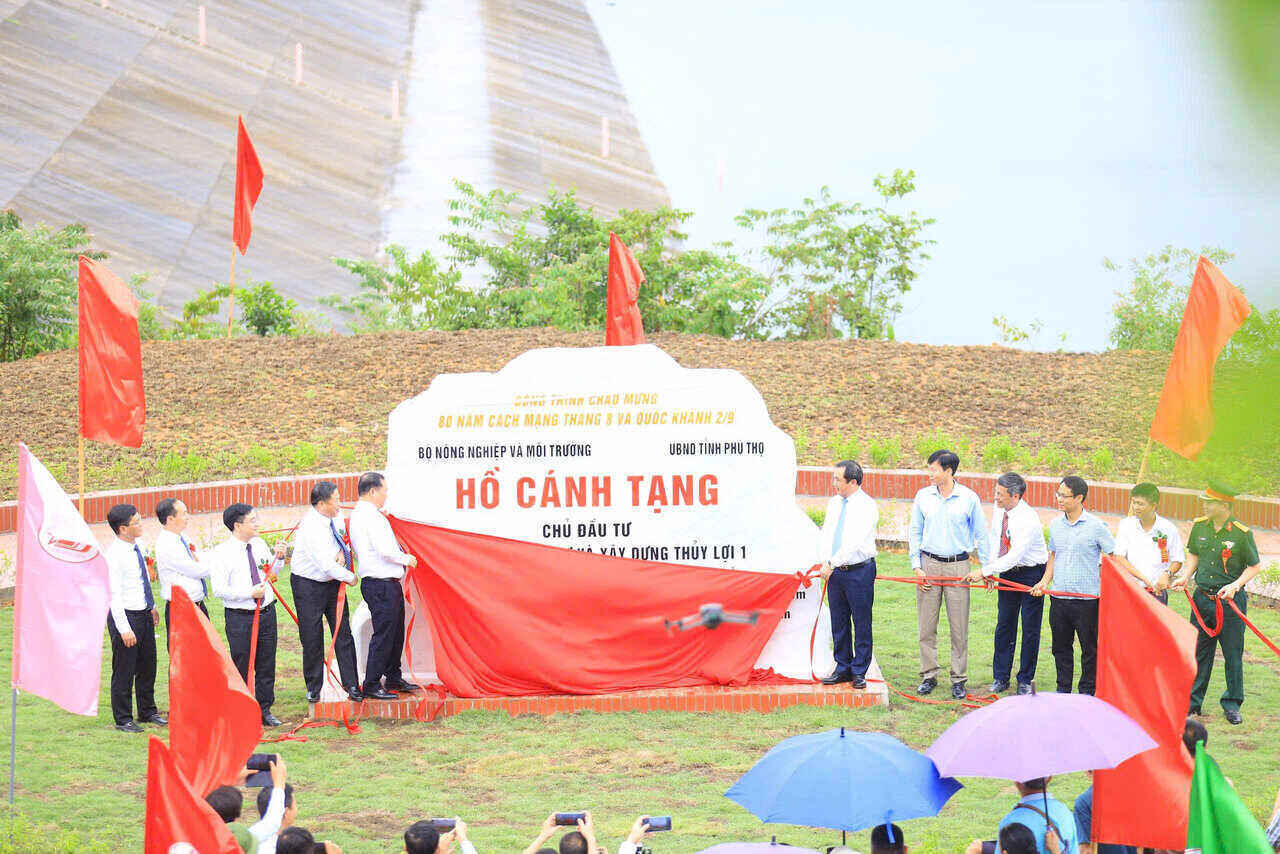 Cac dai bieu gan bien cong trinh chao mung ky niem 80 nam Cach mang thang Tam va Quoc khanh 2.9 tai ho Canh Tang. Anh: Trong Dat