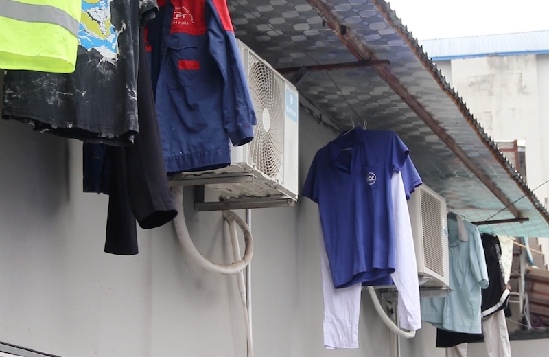 하노이 하숙집 노동자들이 전기 요금을 꼼꼼하게 계산하고 있습니다. 사진: Nguyen Linh