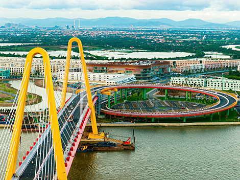 ハイホン市とVuイェン島をつなぐボトルブリッジは、5分間移動しています。写真：Minh Hung