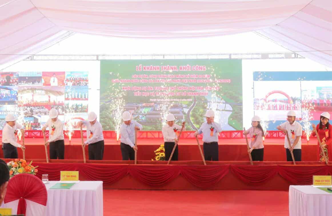Cac dai bieu thuc hien nghi le dong tho xay dung cong trinh. Anh: Van Long