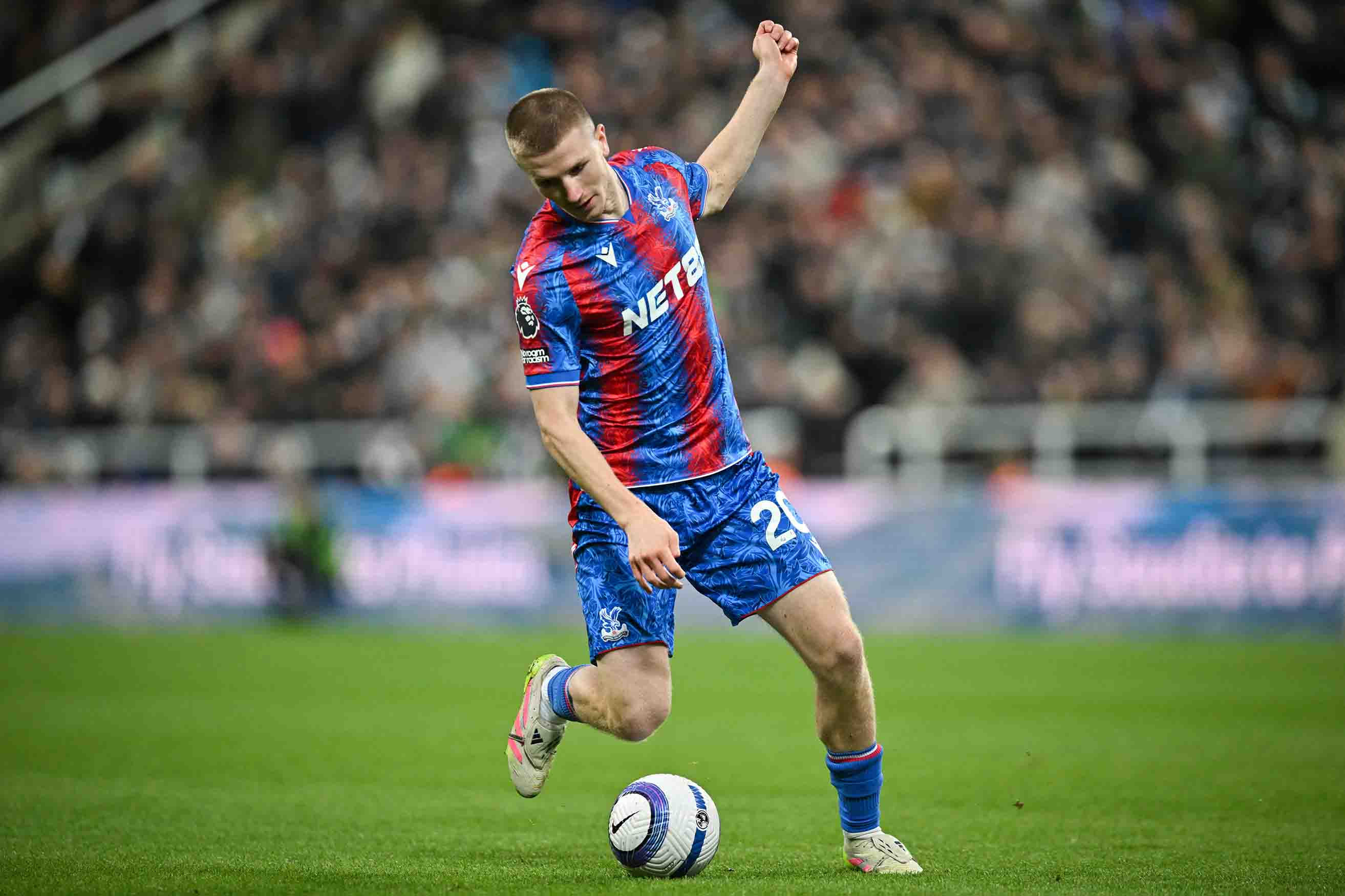 Adam Wharton dang la muc tieu hang dau cua Man United sau khi “Quy do” khong the so huu Carlos Baleba. Anh: AFP