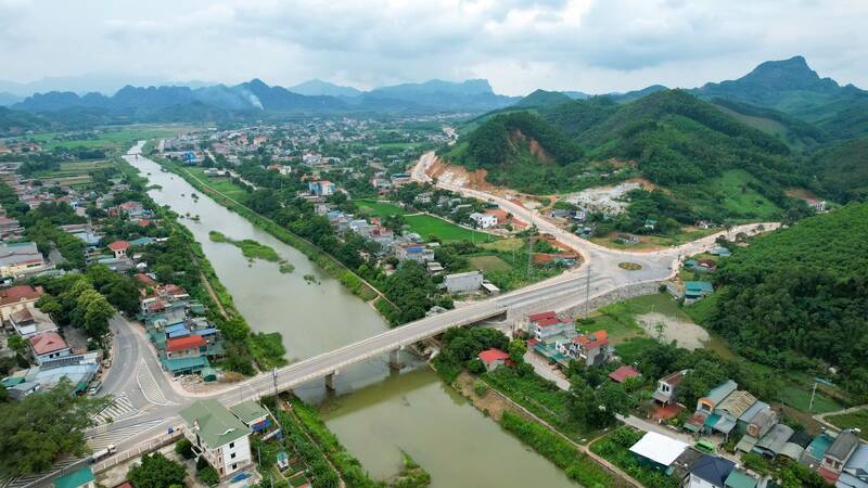 Inauguration of the bypass road through the center of Son Duong commune. Photo: Quoc Viet