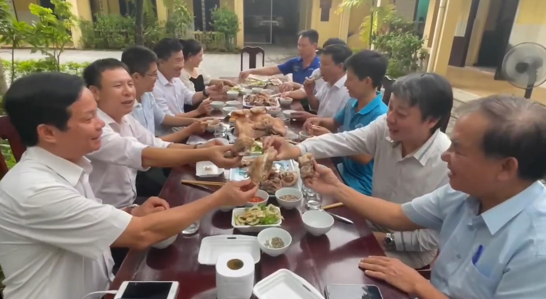 Veterinary staff eat pigs together, recommending people to eat meat safely.