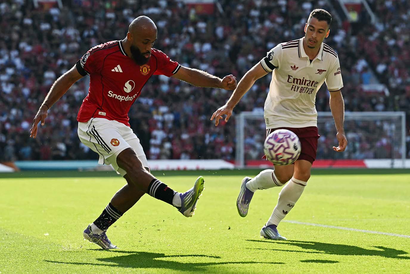 Bryan Mbeumo da co tran dau rat hay trong ngay ra mat doi bong moi o Premier League. Anh: AFP