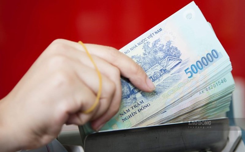 Do workers need to pay attention when businesses pay social insurance lower than their contract salary? Photo: Hai Nguyen