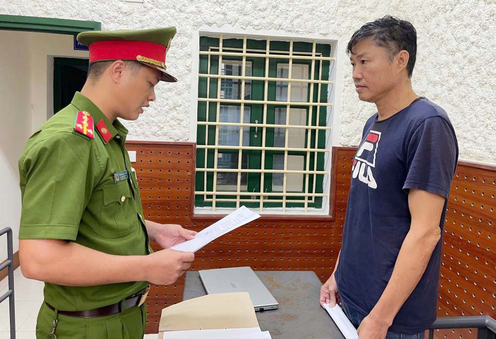 용의자 Van은 마약 불법 거래 혐의로 기소되어 구속되었습니다. 사진: 하띤 공안.