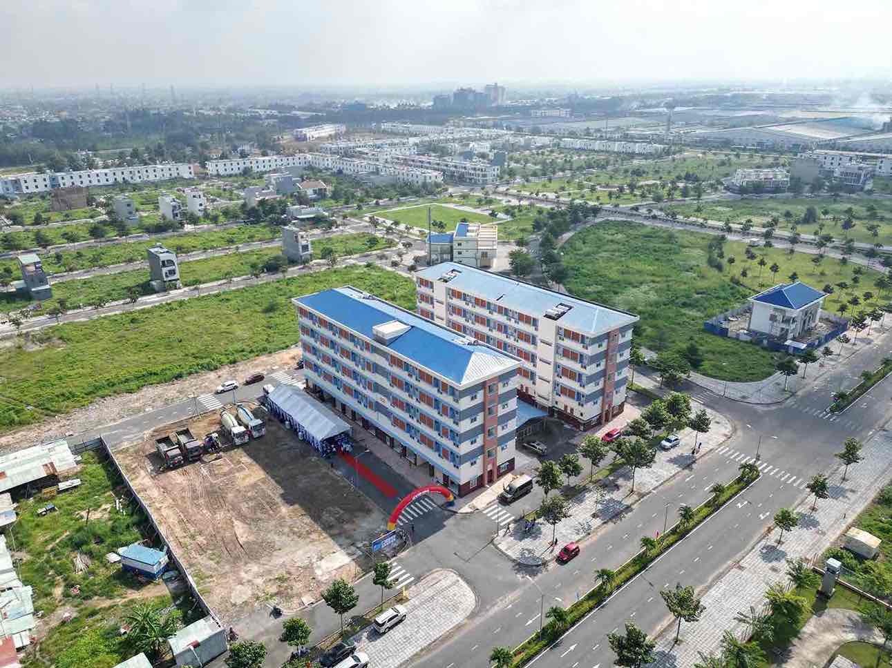 동나이성 짱봄브라 사회의 사회 주택 개발 프로젝트에 속한 노동자를 위한 CC6 블록 CC5 아파트가 완공되었습니다. 사진: 쫑 닷