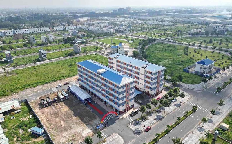 The two blocks CC6 and CC5 of apartments serving workers have been completed under the Social Housing Development Project in Trang Bom commune, Dong Nai. Photo: Trong Dat