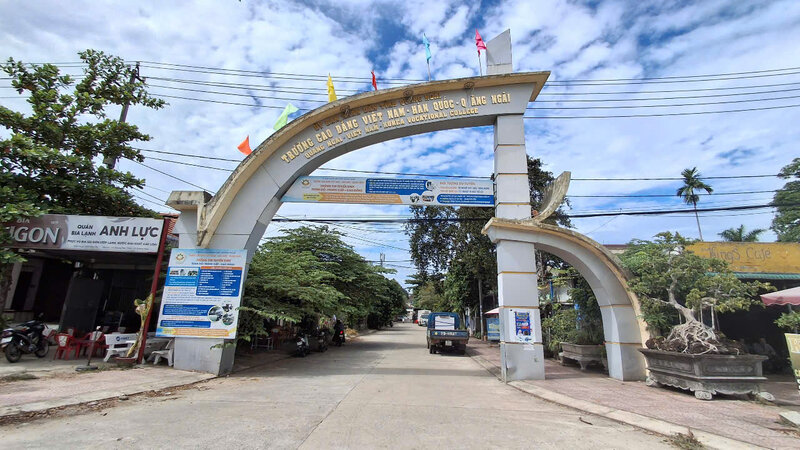 La Universidad Vietnam - Corea - Quang Ngai ha estado desembolsando dinero para enseñar horas extras de los profesores durante los ultimos 10 años con una cantidad total de mas de 4 mil millones de VND. Foto: Vien Nguyen