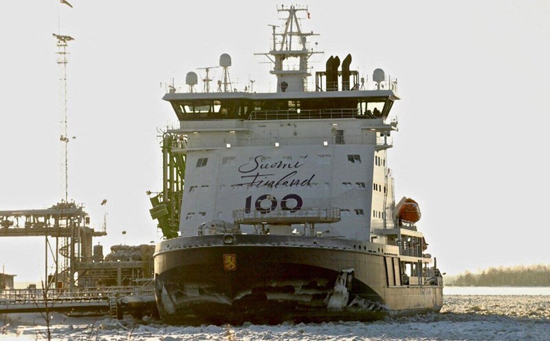 Baltic icebreaker Polaris feeds gas in Tornio, northern Finland. Photo: AFP