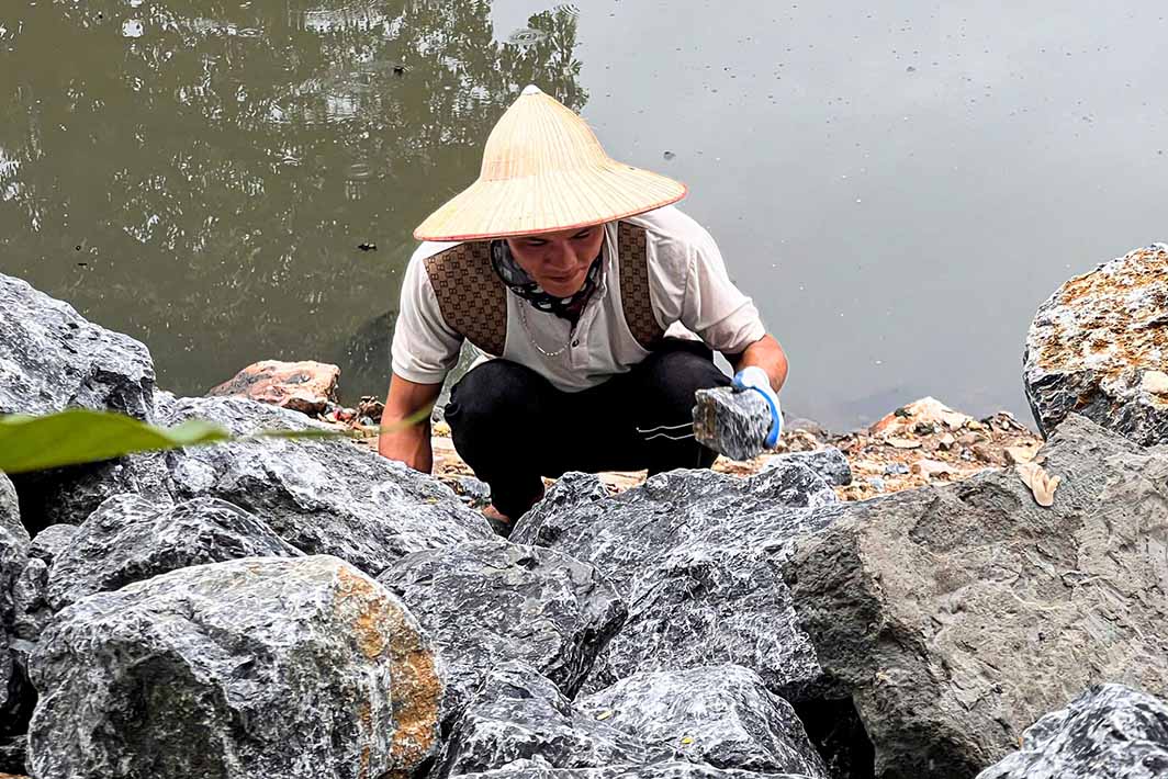 Cong nhan ke da nhung vi tri da hoan thanh sua chua. Anh: TG