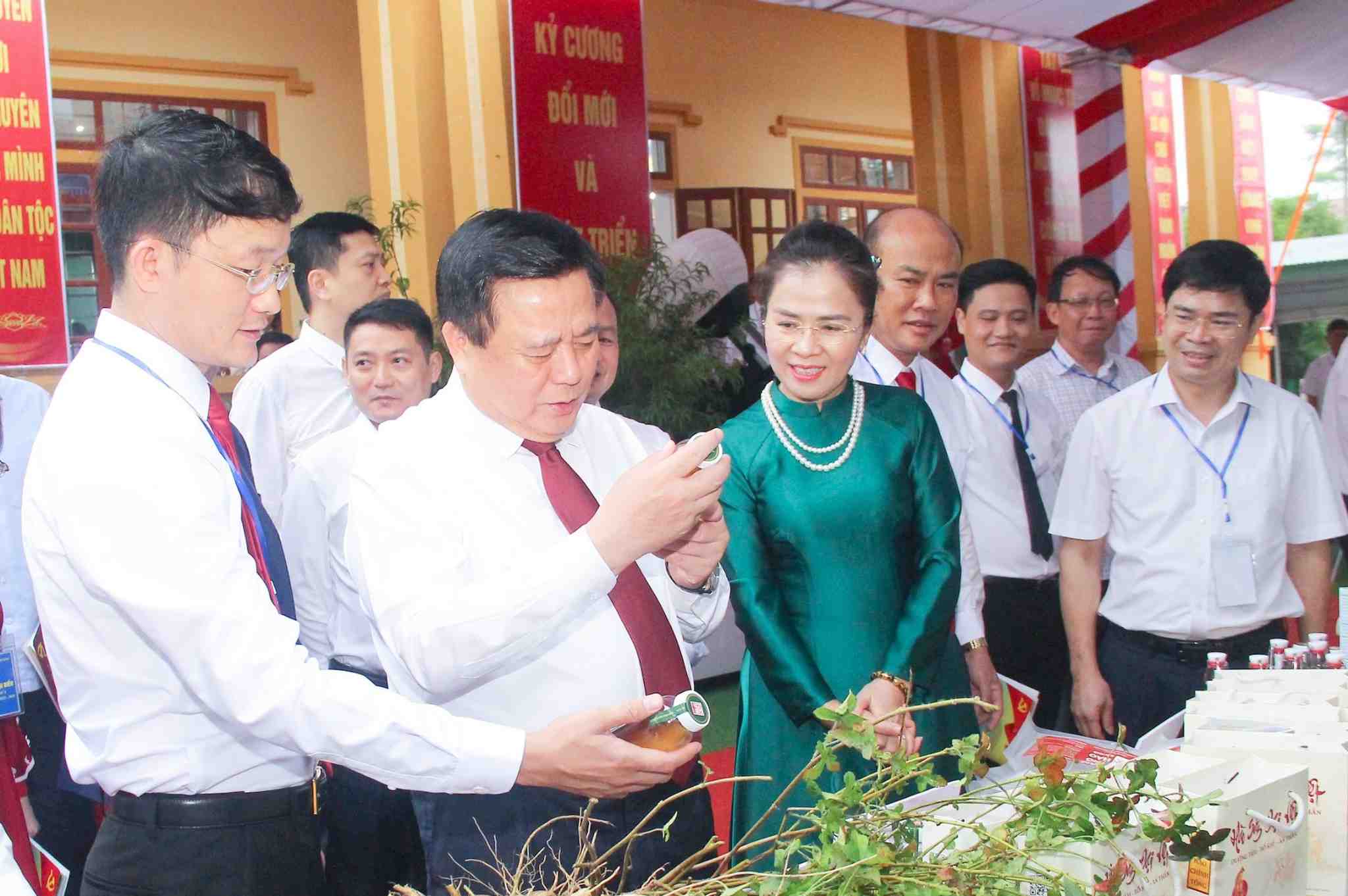 Lanh dao Trung uong va tinh tham quan gian hang dac san cua xa Bich Hao duoc trung bay ben le Dai hoi. Anh: Mai Hoa
