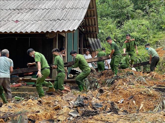 Luc luong Cong an giup do nguoi dan thon Khau Phieng (Tuyen Quang) khac phuc hau qua do mua lu. Anh: Nam Suong/TTXVN 