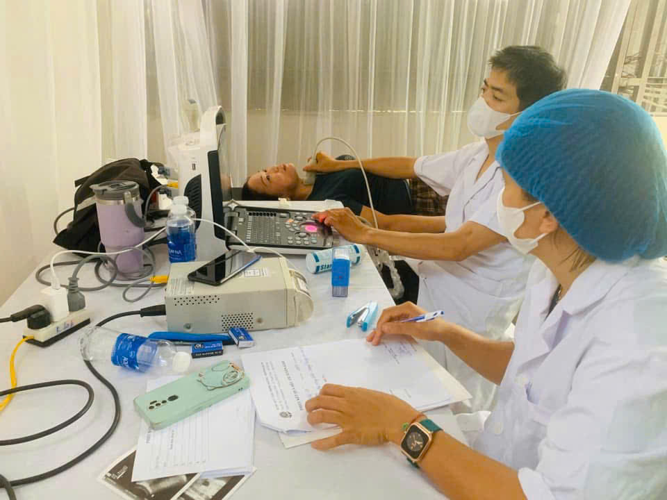 노동자들이 무료 건강 검진을 받고 있습니다. 사진: 흥다오 플라 하이퐁 노동조합