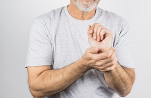 Weight training and control are the keys to protecting bones and joints. Photo: Thuy Duong