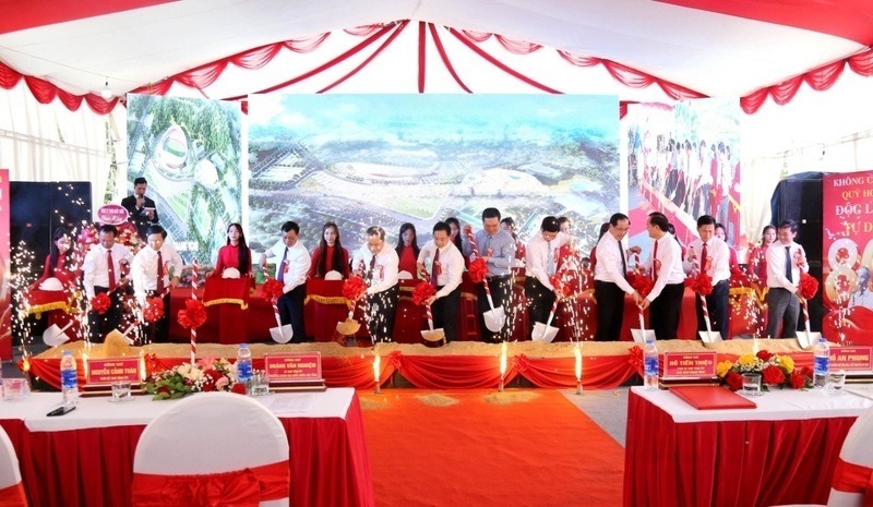 Delegates performed the groundbreaking ceremony for the Lang Son Provincial Sports Complex project to celebrate the 80th anniversary of the National Day of the Socialist Republic of Vietnam. Photo: Tri Dung