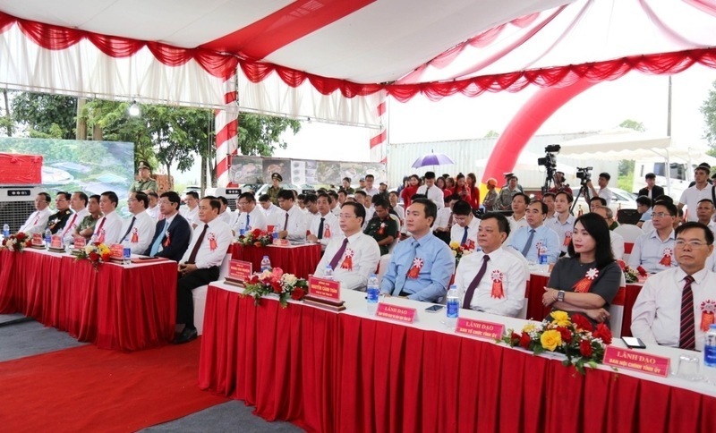 Cac dai bieu tham gia le khoi cong. Anh: Tri Dung