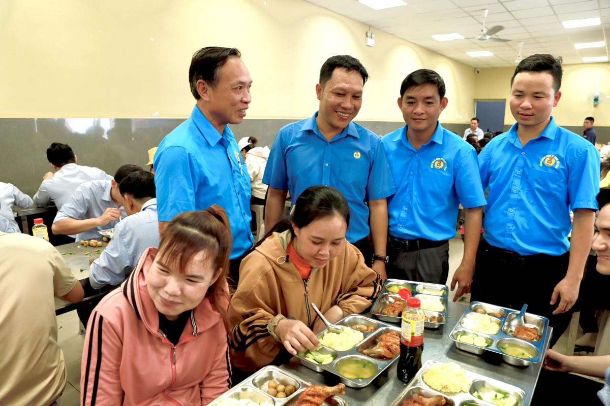 Chu tich Cong doan phuong va Ban chap hanh Cong doan co so xuong tham hoi, tro chuyen cung cong nhan lao dong. Anh: Duy Tuan 