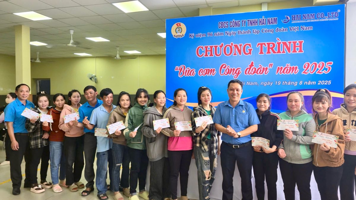 Tang qua sinh nhat cho doan vien co sinh nhat trong thang. Anh: Duy Tuan 
