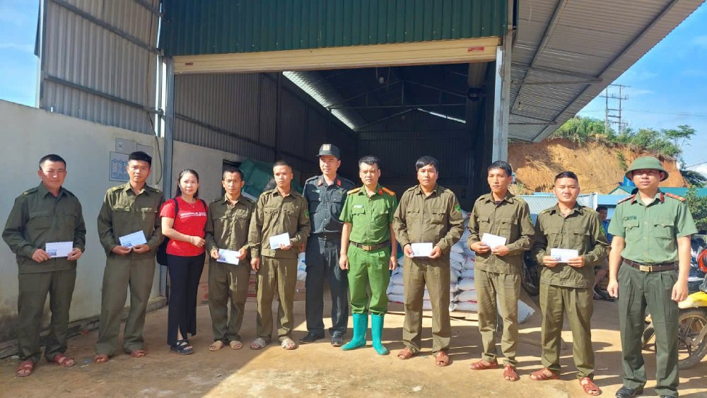 디엔비엔성 공안 노동조합은 홍수로 피해를 입은 기지에서 안보와 질서를 보호하는 데 참여한 동지들에게 선물을 증정했습니다. 사진: Quang Huy