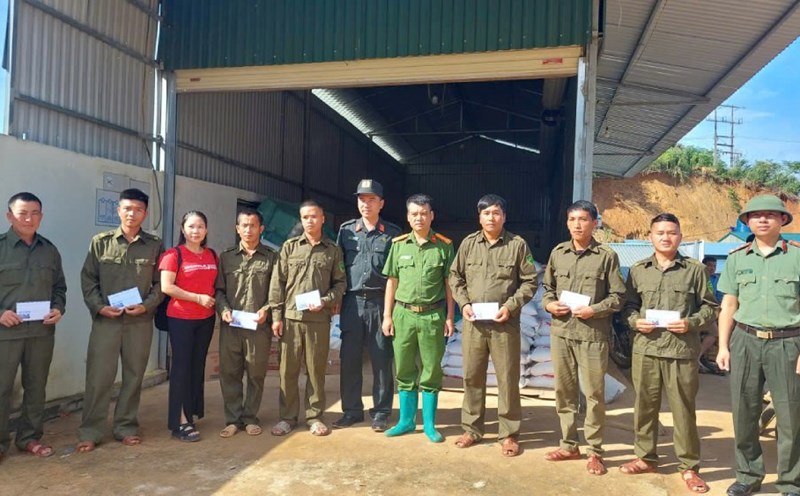 The Dien Bien Provincial Police Union presented gifts to comrades participating in protecting security and order at the grassroots level affected by floods. Photo: Quang Huy