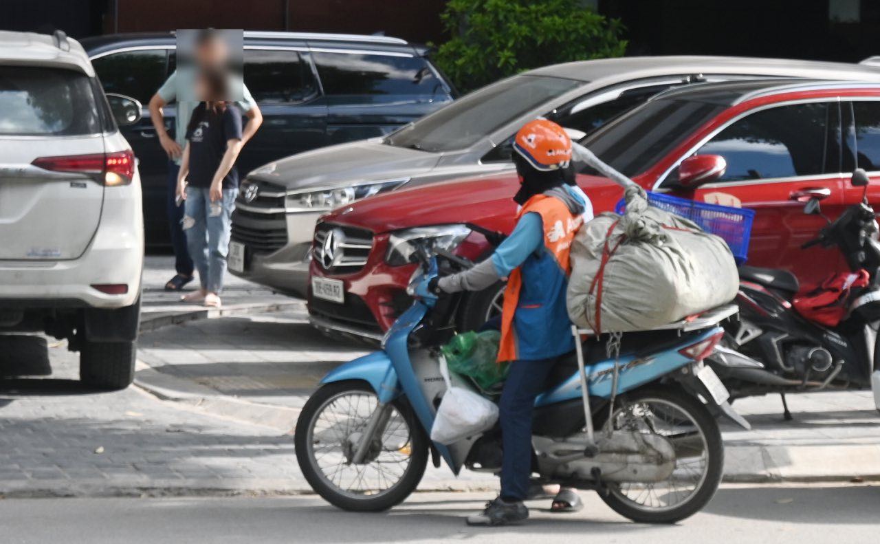 Khong chi la cong viec tam thoi, nghe shipper tro thanh ke sinh nhai cua nhieu cu nhan tre. Anh: Thanh Nhan