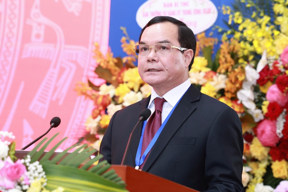 응우옌딘캉 동지 - 당 중앙위원회 위원 조국전선 중앙위원회 상임위원회 위원 중앙 단체 위원 베트남 조국전선 중앙위원회 부위원장 찬다 당위원회 서기 베트남 노동총연맹 위원장 - 대회 개막 연설. 사진: 하이응우옌