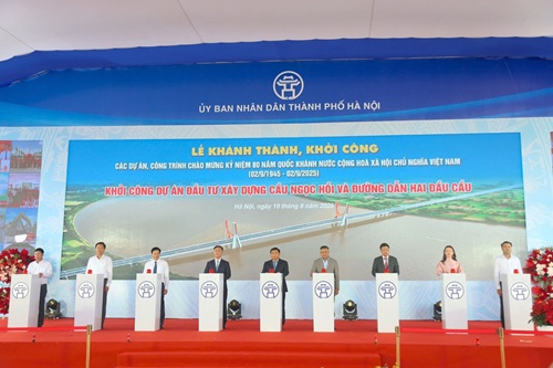 Delegates pressed the button to start the Ngoc Hoi bridge project. Photo: Trung Nguyen